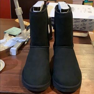 NEW UGG CLASSIC SHORT II